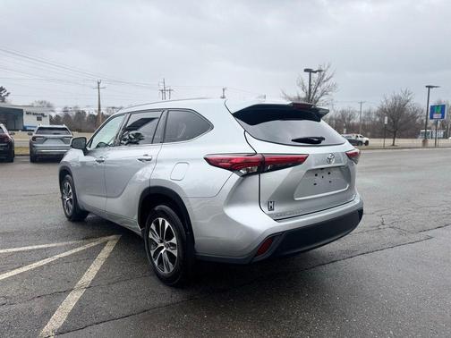Silver 2022 Toyota Highlander XLE