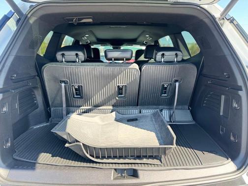 White Frost Tri-Coat 2024 GMC Acadia AT4