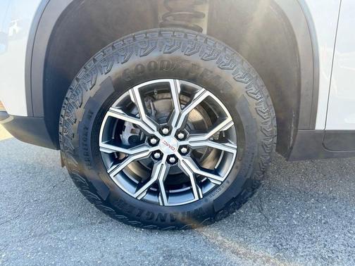 White Frost Tri-Coat 2024 GMC Acadia AT4