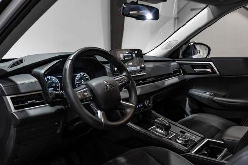 White Diamond 2024 Mitsubishi Outlander SE 2.5 2WD