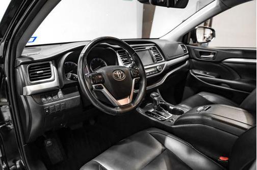 Black 2019 Toyota Highlander XLE