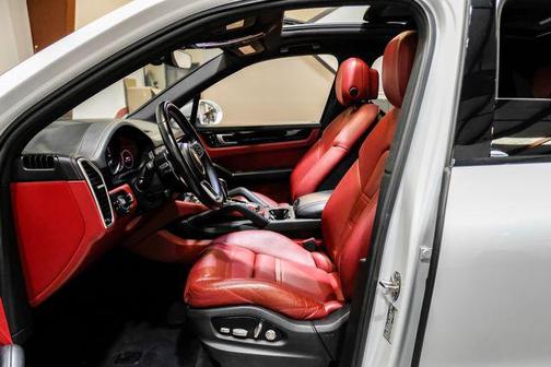 White 2019 Porsche Cayenne Cayenne