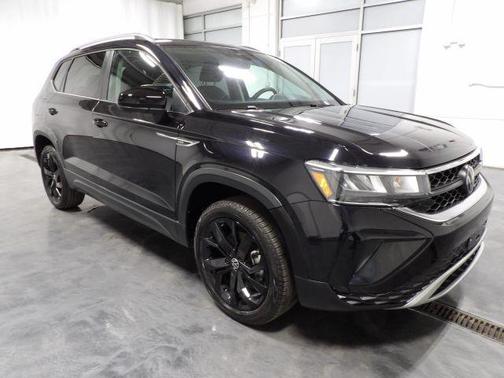 Deep Black Pearl Effect 2024 Volkswagen Taos 1.5T SE