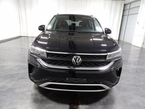 Deep Black Pearl Effect 2024 Volkswagen Taos 1.5T SE