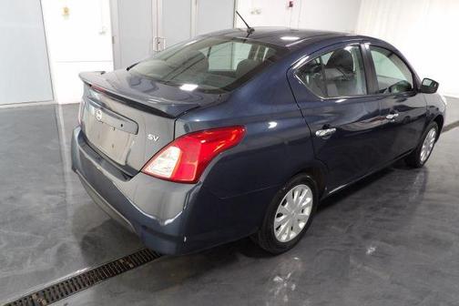 Blue 2017 Nissan Versa 1.6 SV