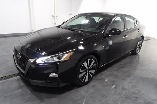 Photo 3 of 21 of 2021 Nissan Altima 2.5 SV