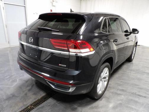 Deep Black Pearl Effect 2021 Volkswagen Atlas Cross Sport 2.0T SE w/Technology