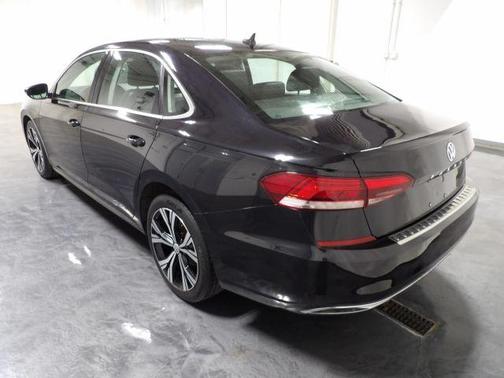 Deep Black Pearl Effect 2021 Volkswagen Passat 2.0T SE