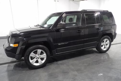 Photo 3 of 18 of 2016 Jeep Patriot Latitude