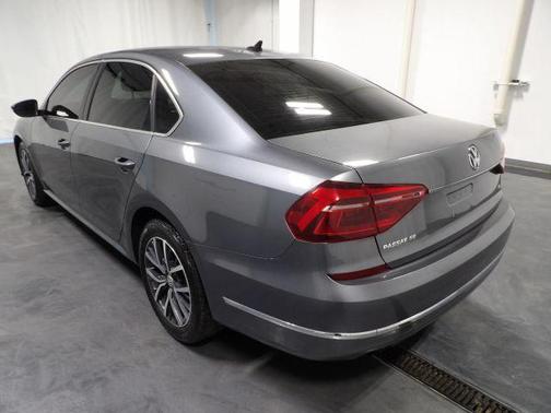 Platinum Gray Metallic 2018 Volkswagen Passat 2.0T SE
