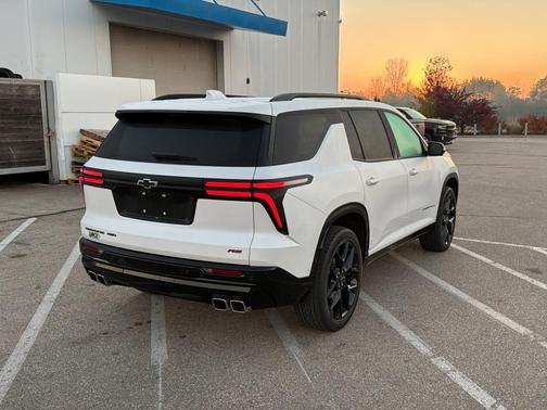 Iridescent Pearl Tricoat 2024 Chevrolet Traverse RS
