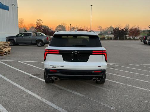 Iridescent Pearl Tricoat 2024 Chevrolet Traverse RS