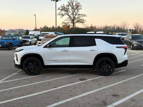 Iridescent Pearl Tricoat 2024 Chevrolet Traverse RS