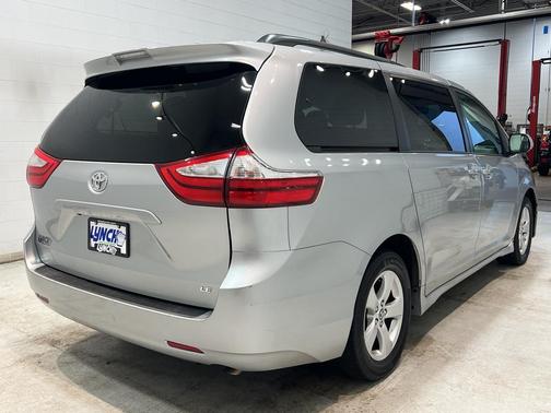 2019 Toyota Sienna LE