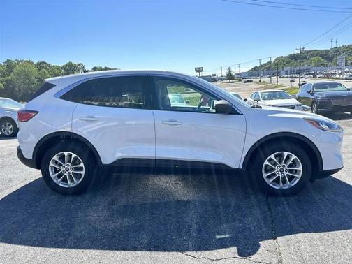 Oxford White 2022 Ford Escape SE