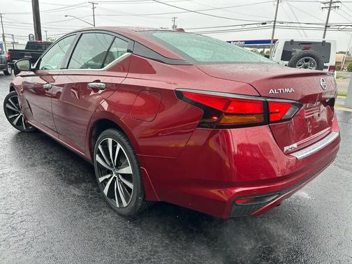 RED 2022 Nissan Altima 2.5 Platinum AWD Sedan