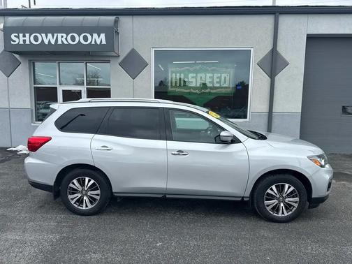 2017 Nissan Pathfinder SV