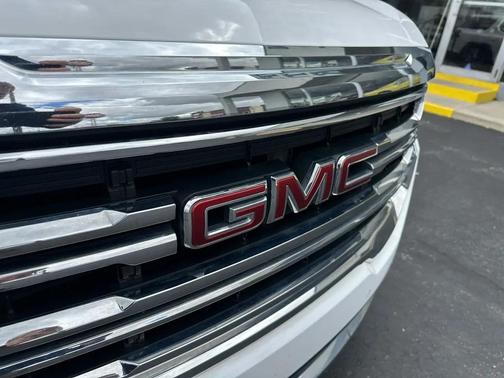 WHITE 2023 GMC Acadia AWD 4dr SLT