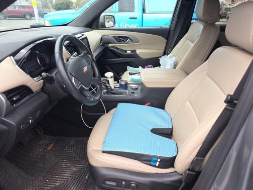 Sterling Gray Metallic 2023 Chevrolet Traverse LT Leather