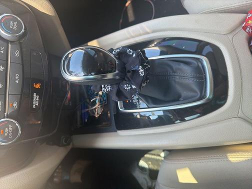 Pearl White 2017 Nissan Rogue SV