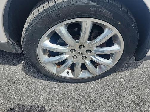 White Platinum Metallic Tri-Coat 2010 Lincoln MKT 4dr Wgn 3.7L FWD