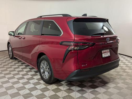 Pearl 2025 Toyota Sienna XLE