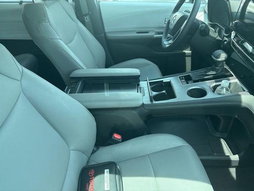 Pearl 2025 Toyota Sienna XLE