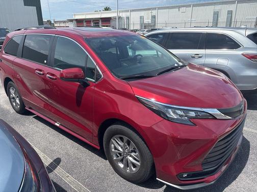 Pearl 2025 Toyota Sienna XLE