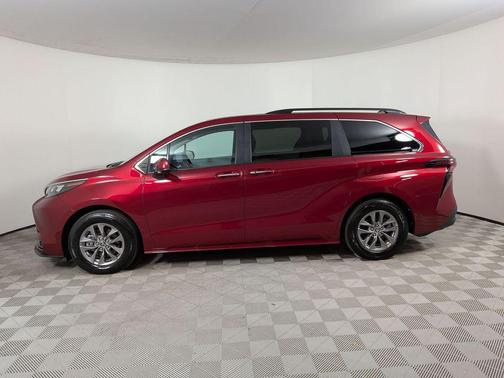 Pearl 2025 Toyota Sienna XLE