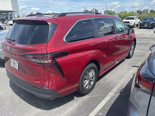 Pearl 2025 Toyota Sienna XLE
