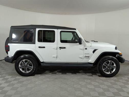 Bright White Clearcoat 2018 Jeep Wrangler Unlimited Sahara