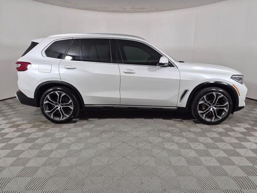 Mineral White Metallic 2020 BMW X5 sDrive40i