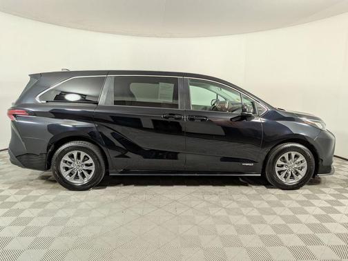 Midnight Black Metallic 2021 Toyota Sienna LE