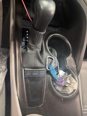 Ice 2023 Toyota Camry SE