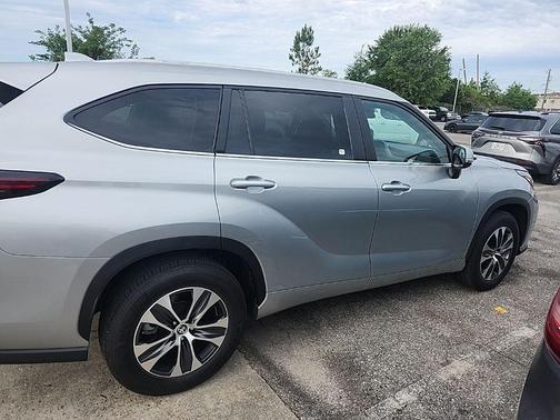 Celestial Silver Metallic 2025 Toyota Highlander XLE