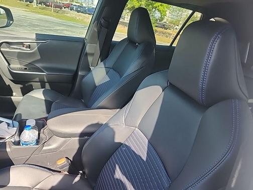 Wind Chill Pearl/Midnight Black Metallic 2024 Toyota RAV4 Hybrid SE