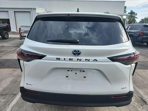 Pearl 2025 Toyota Sienna XLE