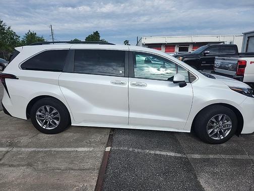 Pearl 2025 Toyota Sienna XLE