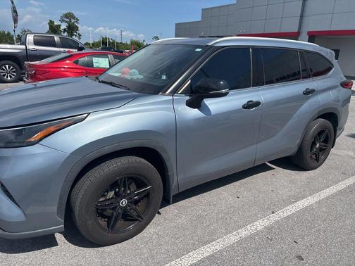Moon Dust 2022 Toyota Highlander XLE