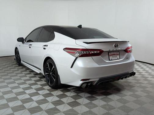 Wind Chill Pearl/Midnight Black Metallic 2019 Toyota Camry XSE