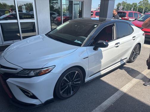 Wind Chill Pearl/Midnight Black Metallic 2019 Toyota Camry XSE