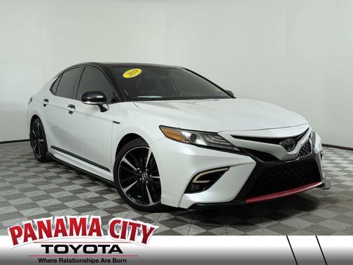Wind Chill Pearl/Midnight Black Metallic 2019 Toyota Camry XSE