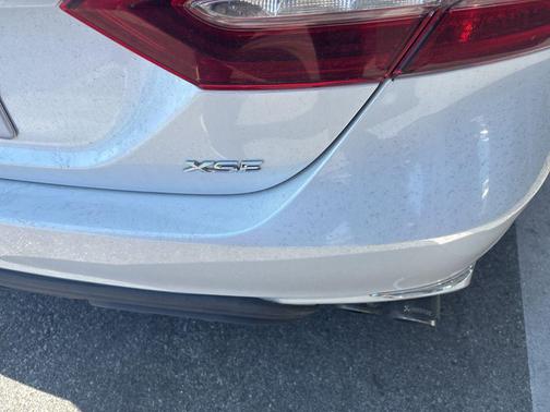 Wind Chill Pearl/Midnight Black Metallic 2019 Toyota Camry XSE