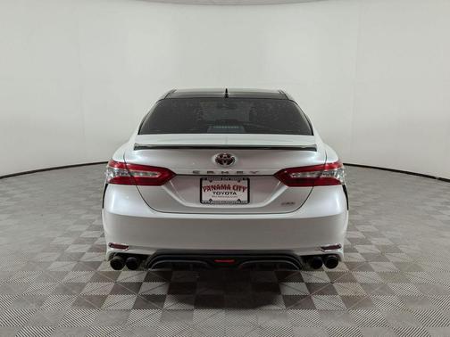 Wind Chill Pearl/Midnight Black Metallic 2019 Toyota Camry XSE