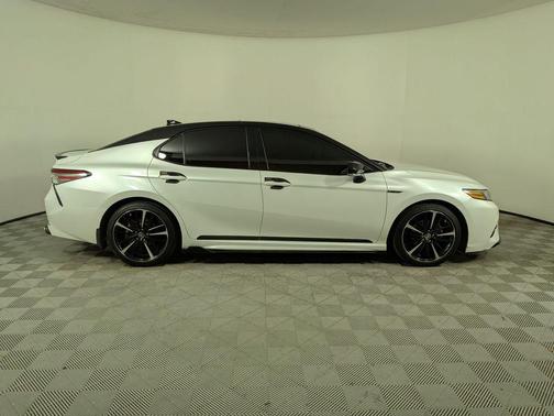 Wind Chill Pearl/Midnight Black Metallic 2019 Toyota Camry XSE
