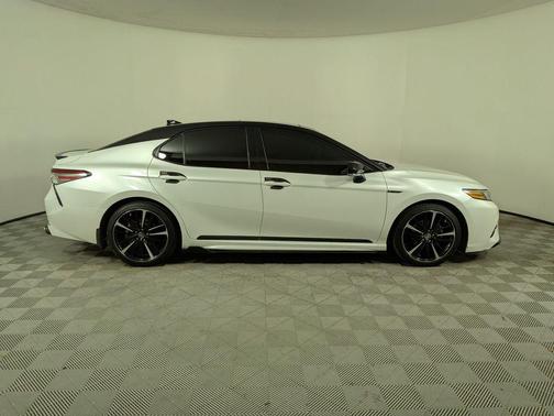 Wind Chill Pearl/Midnight Black Metallic 2019 Toyota Camry XSE