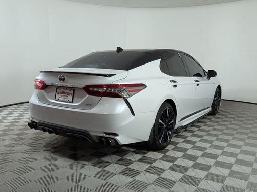 Wind Chill Pearl/Midnight Black Metallic 2019 Toyota Camry XSE