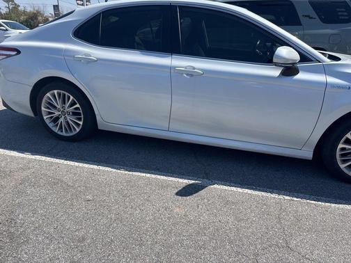 Wind Chill Pearl 2020 Toyota Camry Hybrid XLE