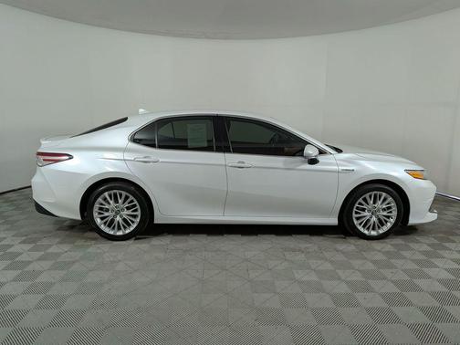 Wind Chill Pearl 2020 Toyota Camry Hybrid XLE