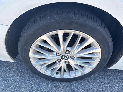 Wind Chill Pearl 2020 Toyota Camry Hybrid XLE